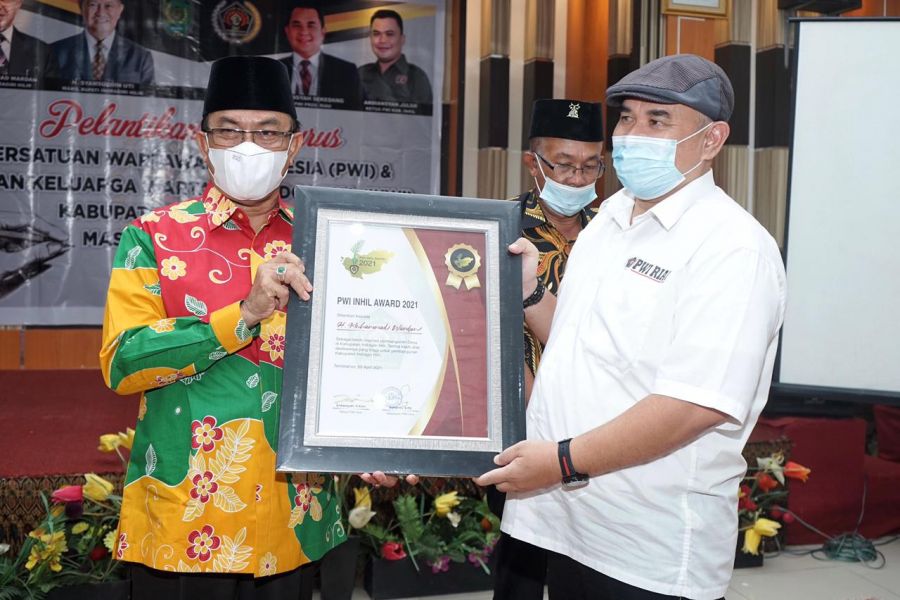 Berkat DMIJ Plus Terintegrasi, Bupati Wardan Terima Penghargaan Tokoh Inspirasi Pembangunan Desa