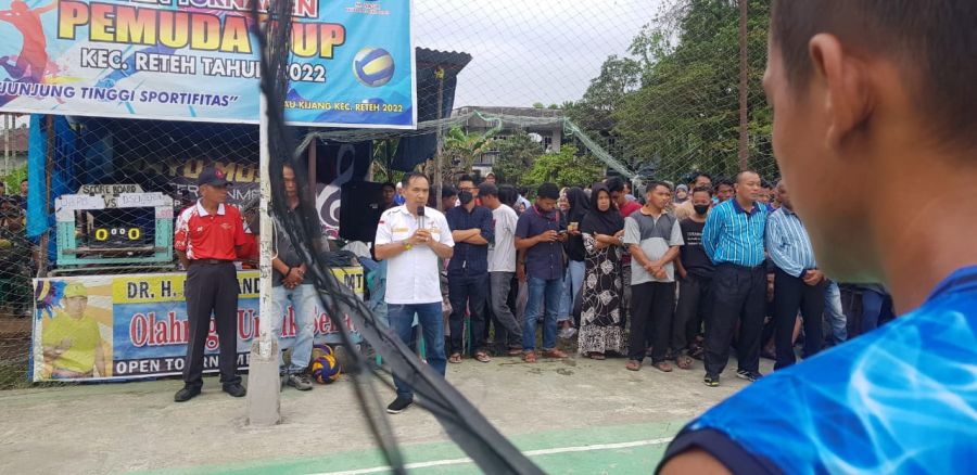 Disaksikan Masyarakat, Ketua DPRD Inhil Resmi Tutup Turnamen Bola Voli Pemuda CUP Pulau Kijang