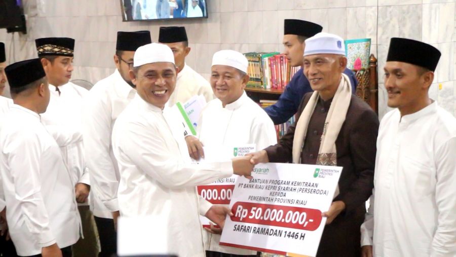 Gubernur Riau Abdul Wahid Safari Ramadhan di Tembilahan, Salurkan Bantuan dan Soroti Pendidikan