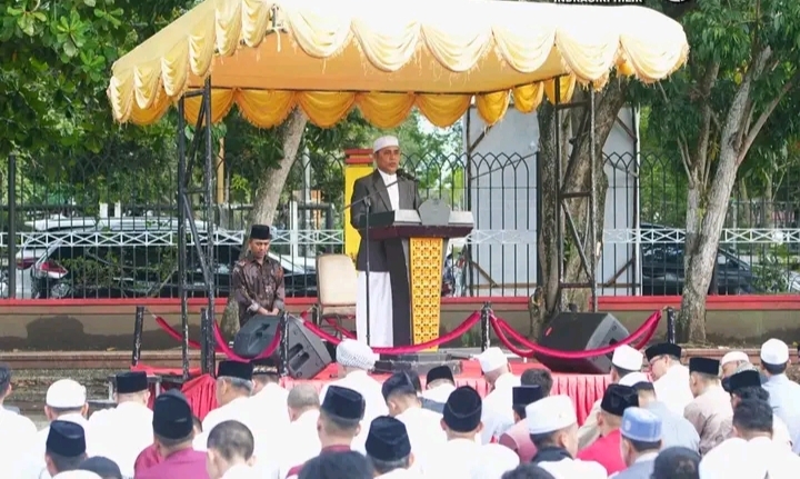 Pj Bupati Herman Bersama Keluarga Laksanakan Shalat Idul Fitri 1 Syawal 1445 H di Lap. Gajah Mada