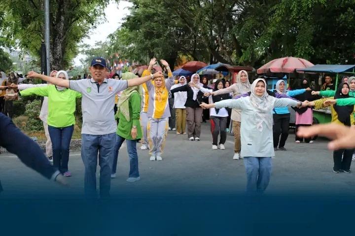 Pj Bupati Herman Bersama Pj Ketua TP PKK Hj Katerina Susanti Ikuti Sosialisasi Pengelolaan Sampah