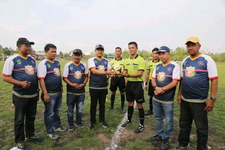 Pj Bupati Inhil Buka Open Tournament Sepakbola Bima Sakti Cup di Kelurahan Tanah Merah