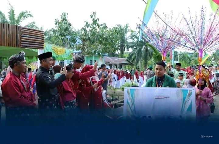 Pj. Bupati Inhil Melepas Pawai Ta'aruf Sekaligus Meresmikan Bazar MTQ Ke - 52 Kec. GAS