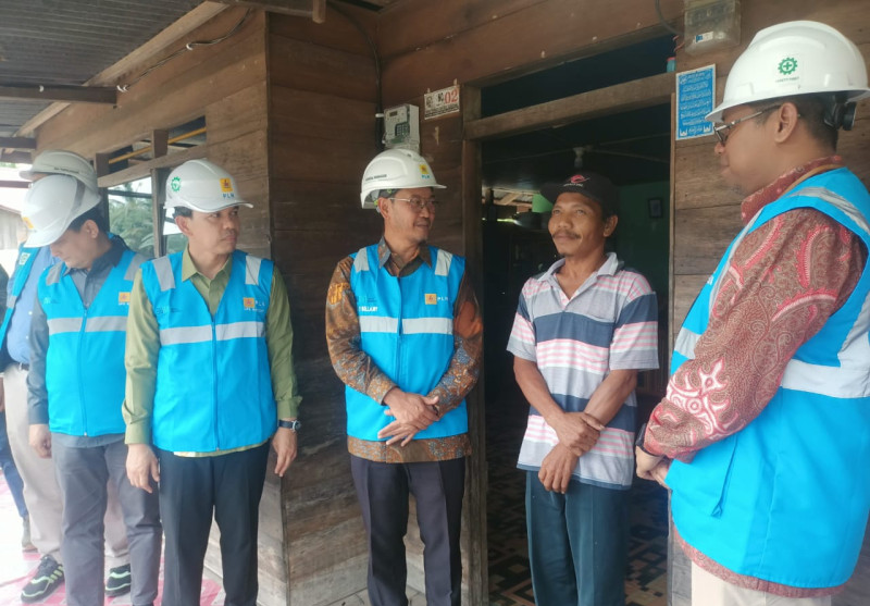 Pj. Bupati Inhil Resmikan Jaringan Listrik Desa/Dusun Menyala 24 Jam