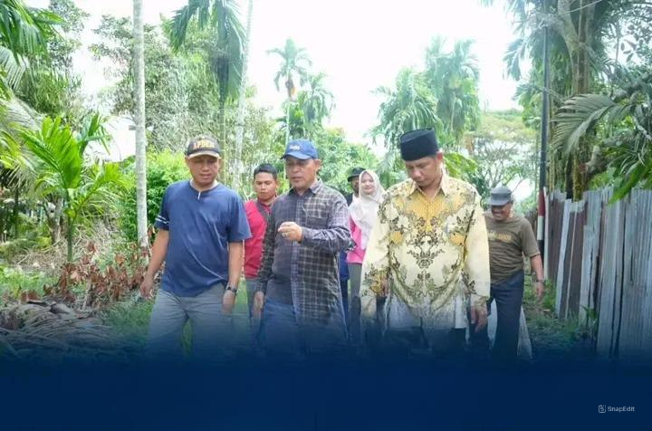 Pj.Bupati H.Herman Tinjau Pengerjaan Jalan yang ada di Desa Bagan Jaya Kec. Enok