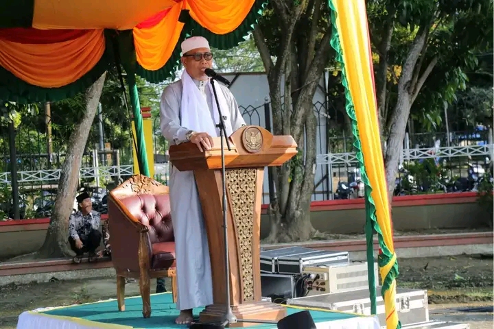 Plh. Sekda dan Pj Ketua TP PKK Inhil Laksanakan Sholat Idul Adha 1445 H/2024 M Di Lap. Gajah Mada