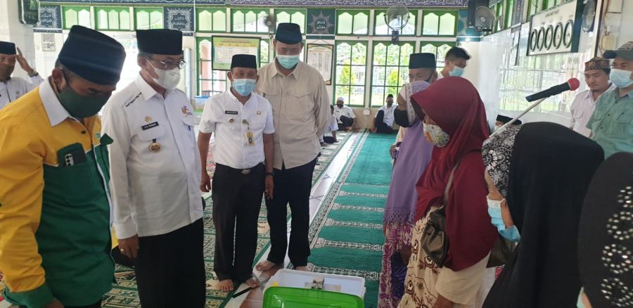 Safari di Enok, Bupati Inhil Salurkan Paket Premium Ramadhan Baznas