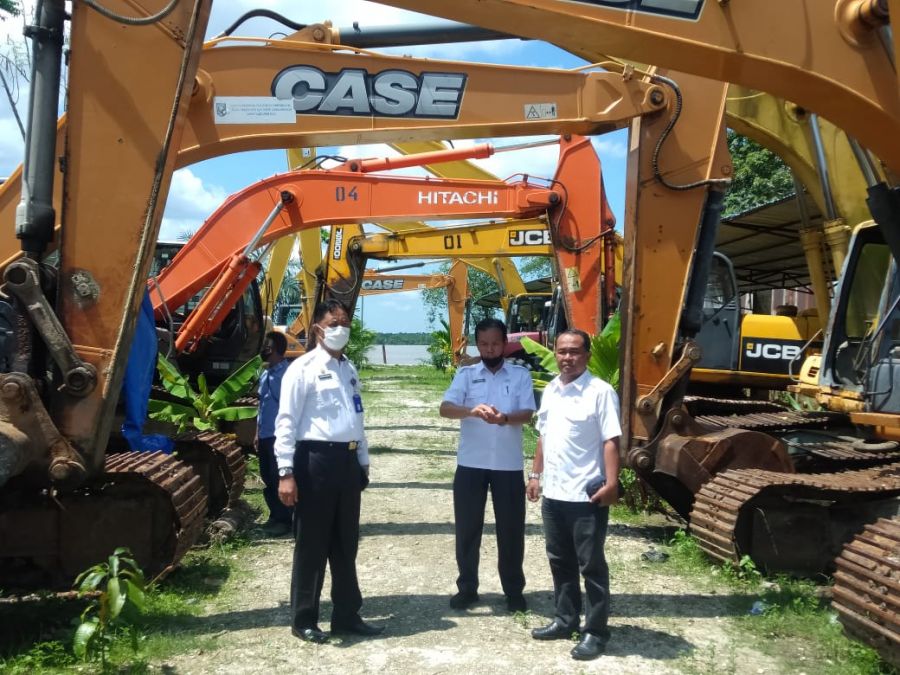 Sekretaris Disbun Inhil Lakukan Pengecekan Peralatan Excavator di Workshop Tembilahan Hulu