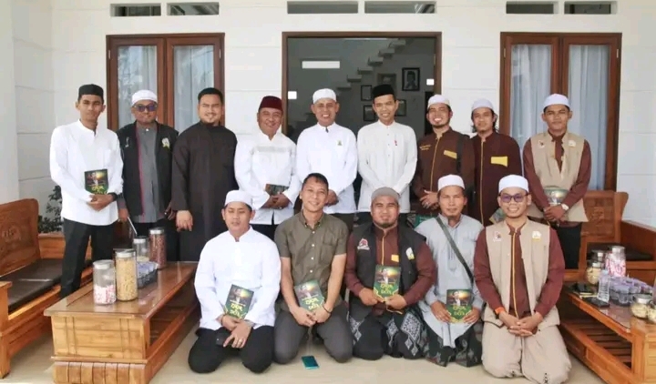 Silaturahmi ke kediaman UAS, Pj. Bupati Herman Sampaikan Rasa Takzimnya