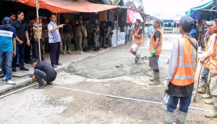 Tinjau Perbaikan Jalan Pasar, Pj. Bupati Herman Harap, Pasar Yos Sudarso Tembilahan Menjadi Bersih