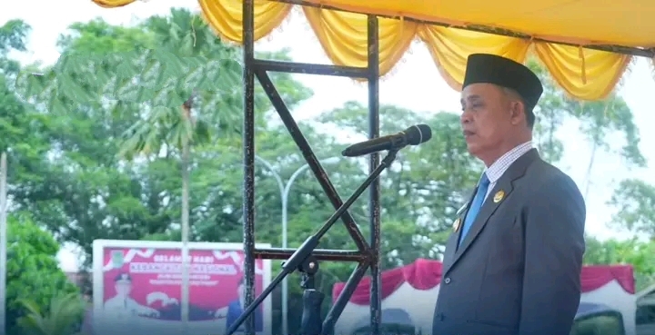 Usai Pimpin Apel HARKITNAS Ke-116 Pj.Bupati Herman Serahkan Bantuan ATENSI Kepada 100 PPKS