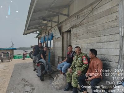 Babinsa Tanah Merah Ajak Warga Inhil Perkuat Keamanan Lingkungan