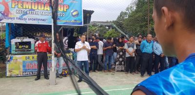 Disaksikan Masyarakat, Ketua DPRD Inhil Resmi Tutup Turnamen Bola Voli Pemuda CUP Pulau Kijang