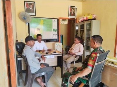Komsos di Desa Pengalihan, Babinsa 09/Kemuning dan Perangkat Desa Bahas Keamanan Lingkungan